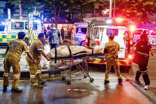 Des secouristes évacuent le corps d'une victime de l'incendie du bar Rong Beer Na Lat Phrao à Bangkok, le 13 juillet 2026 en Thaïlande
