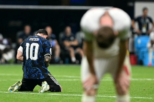 El capitán de Argentina Lionel Messi (izquierda) celebra la clasificación para la final del Mundial tras vencer 2-1 a Inglaterra, en Atlanta el 15 de julio de 2026 — ROBERTO SCHMIDT / AFP
