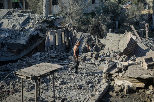 Dans les ruines laissées par une frappe israélienne à Deir al-Balah, dans le centre de la bande de Gaza, le 1er août 2026 — Eyad Baba / AFP