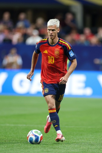 El internacional español Dani Olmo conduce el balón ante Arabia Saudita, el 21 de junio de 2026 en el Estadio Atlanta en la segunda jornada del Mundial