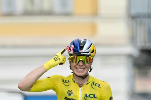 La coureuse néerlandaise Demi Vollering célèbre sa victoire sur la 9e étape du Tour de France Femmes, qui lui offre son second sacre dans la compétition, le 9 août 2026 à Nice — NICOLAS TUCAT / AFP
