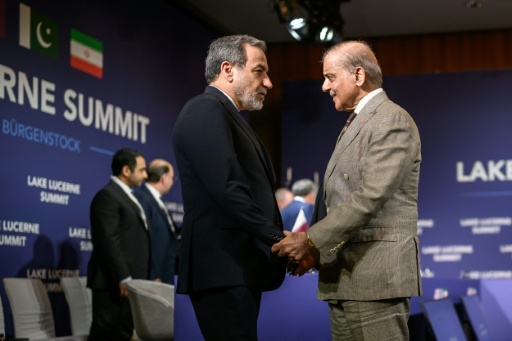 Le ministre iranien des Affaires étrangères Abbas Araghchi (à gauche) salue le Premier ministre pakistanais Shehbaz Sharif avant le début des négociations irano-américaines à Bürgenstock, en Suisse, le 21 juin 2026 — Fabrice Coffrini / AFP