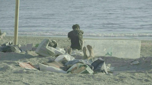 "Nous voulons entrer en Europe" : des migrants dorment sur la plage de Ceuta