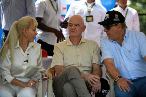 El presidente de la FIFA, Gianni Infantino (centro), habla con la gobernadora del departamento del Valle del Cauca, Dilian Francisca Toro, y el jefe de la federación colombiana de fútbol, Ramón Jesurun, en Cali, Colombia, el 7 de agosto de 2026 — Jaime SALDARRIAGA / AFP