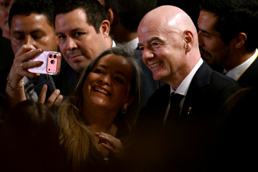 El presidente de la FIFA, Gianni Infantino, posa para una selfi previo a la posesión de Abelardo de la Espriella como nuevo presidente de Colombia, en Cali, el 7 de agosto de 2026 — Luis ACOSTA / AFP