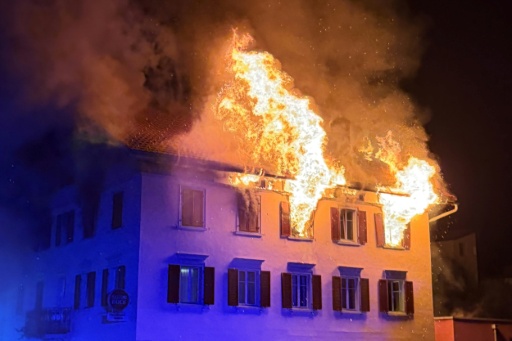 Cinco desaparecidos y 19 heridos en dos incendios en edificios de Suiza