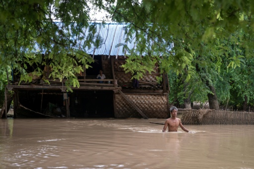In Wetlet, only about 10 to 14 people stayed behind to look after belongings — - / AFP