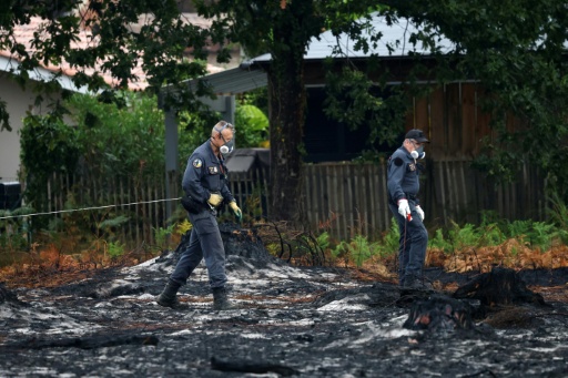 Unos expertos en artefactos explosivos trabajan en una zona donde se hallaron obuses de la Segunda Guerra Mundial en Le Porge, en el suroeste de Francia, el 3 de agosto de 2026 — Romain Perrocheau / AFP
