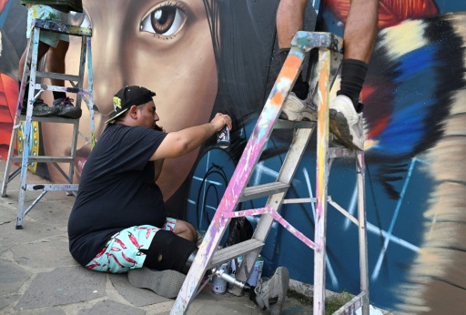 L'artiste salvadorien Cristian Juarez peint une fresque, le 15 août 2026 à Concepcion de Ataco au Salvador — Marvin RECINOS / AFP