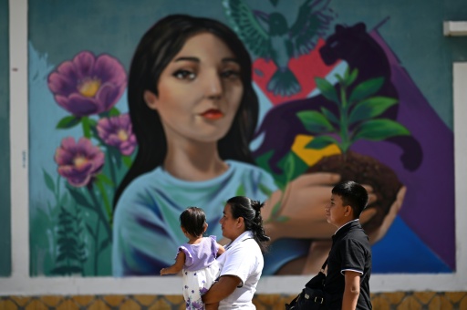 Des habitants passent devant une fresque, le 15 août 2026 à Concepcion de Ataco au Salvador — Marvin RECINOS / AFP