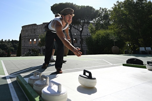 Curling attracts curious Romans under Colosseum's shadow