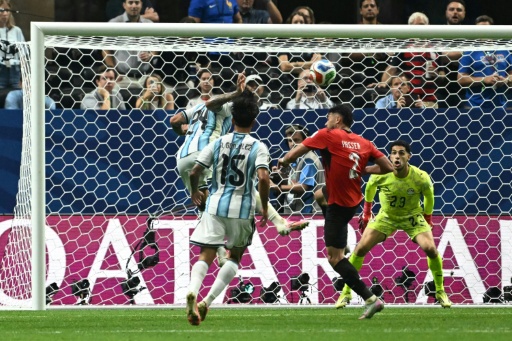 Argentina's midfielder #24 Enzo Fernandez (L) scores his team's third goal during the 2026 World Cup round of 16 football match between Argentina and Egypt at Atlanta Stadium in Atlanta on July 7, 2026.