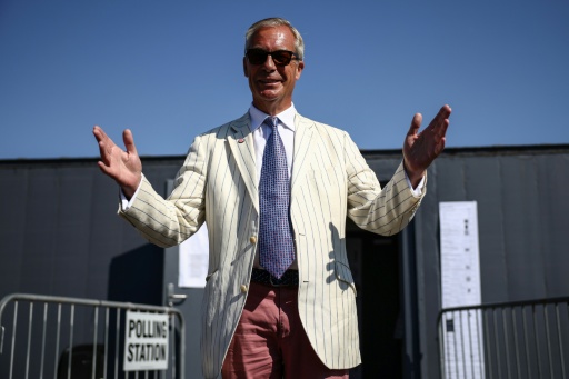 El líder del partido Reform UK, Nigel Farage, saluda tras votar en la localidad inglesa de Walton-on-the-Naze, el 13 de agosto de 2026 — Henry Nicholls / AFP
