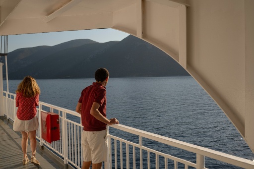Turistas en un ferri rumbo a Ítaca, el 3 de agosto de 2026 — Angelos TZORTZINIS / AFP
