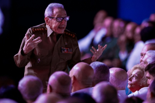 Raúl Castro reaparece en público en homenaje a su hermano Fidel en La Habana
