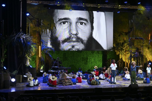 Una imagen del fallecido líder Fidel Castro se proyecta durante una gala conmemorativa por el 100.º aniversario de su nacimiento en el teatro Karl Marx de La Habana, el 13 de agosto de 2026. — YAMIL LAGE / AFP
