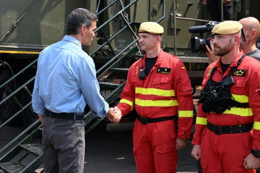 Photo remise par La Moncloa, la résidence du Premier ministre espagnol, montrant le chef du gouvernement Pedro Sánchez (gauche), serrant la main d’un pompier lors d’une visite au centre d’opérations de lutte contre l’incendie à La Vall d’Uixó, Castellón de la Plana, Valence, en Espagne, le 27 juillet 2026 — Borja Puig de la Bellacasa / AFP