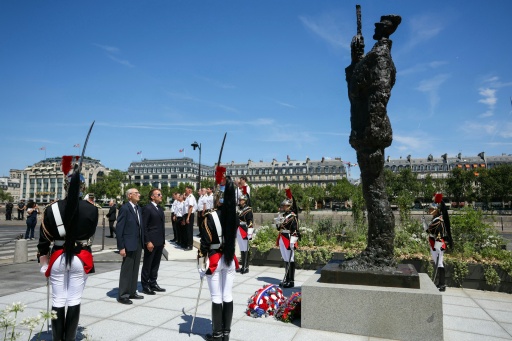 Le président français Emmanuel Macron, aux côtés de Charles Dreyfus, face à la statue du capitaine Alfred Dreyfus, à Paris, le 12 juillet 2026