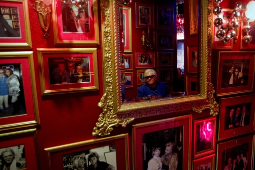 Le directeur de cabaret Michou se reflète dans un miroir au cabaret Michou à Paris, le 23 décembre 2011