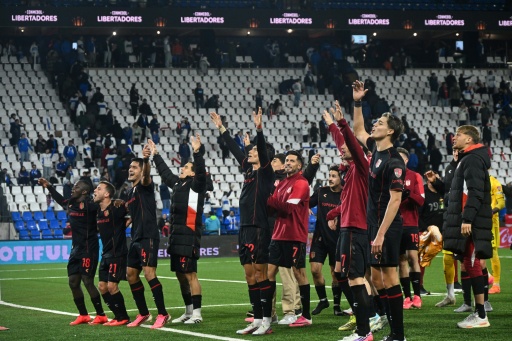 Los jugadores de Estudiantes celebran después de ganar el partido de vuelta de los octavos de final de la Copa Libertadores entre la Universidad Católica de Chile y Estudiantes de La Plata de Argentina en el estadio Claro Arena de Santiago, el 18 de agosto de 2026 — RODRIGO ARANGUA / AFP