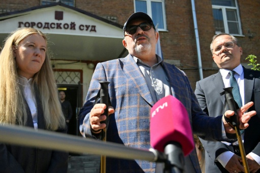 L'opposant russe Boris Nadejdine, à la sortie du tribunal de Dolgoproudny, dans la région de Moscou, après avoir été condamné à une amende pour "démonstration de symboles extrémistes", le 17 juillet 2026 — Alexander NEMENOV / AFP