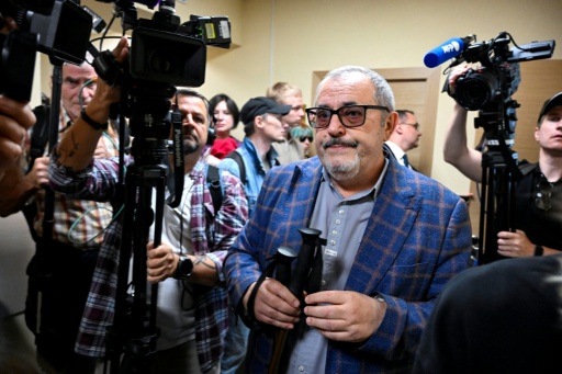 L'opposant russe Boris Nadejdine, poursuivi pour "démonstration de symboles extrémistes", lors d'une audience au tribunal de Dolgoproudny, dans la région de Moscou, le 17 juillet 2026 — Alexander NEMENOV / AFP