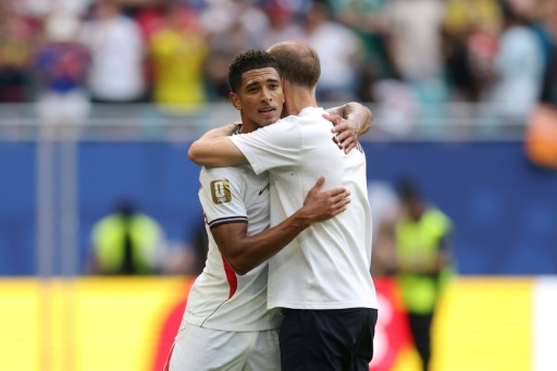 O técnico da Inglaterra, Thomas Tuchel, comemora com Jude Bellingham a vitória de sua equipe por 6 a 4 sobre a França na disputa de terceiro lugar da Copa do Mundo. — Luke Hales