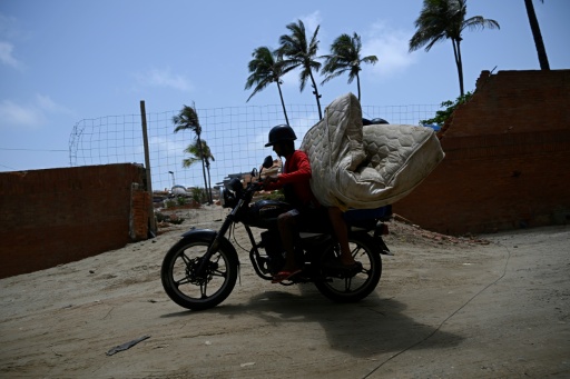 En un paraíso costero de Venezuela, la chatarra ayuda a sobrevivir tras terremotos