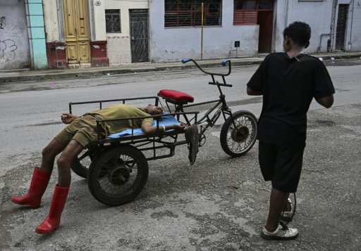 Un homme se repose sur un triporteur de transport à La Havane, le 11 juillet 2026