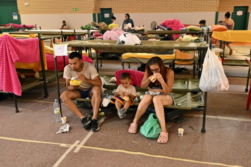 Moradores de cidades ameaçadas pelos incêndios no centro para desabrigados em Villamanta, a 40 km de Madri, Espanha, em 26 de julho de 2026 — JAVIER SORIANO / AFP