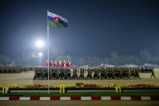 Des militaires birmans défilent à Naypyidaw, capitale de la Birmanie, le 27 mars 2026 — ANTHONY WALLACE / AFP