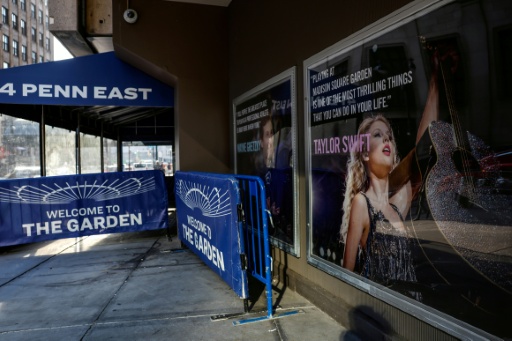 Une affiche de Taylor Swift devant l'une des entrées du Madison Square Garden, à New York, le 1er juillet 2026