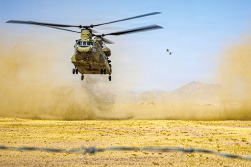 Tres helicópteros CH-47 Chinook del Ejército de EEUU se disponen a aterrizar en Oriente Medio durante unas operaciones de vuelo ordinarias, una imagen divulgada el 15 de julio de 2026 por la Oficina de Asuntos Públicos del Mando Central de EEUU — - / AFP