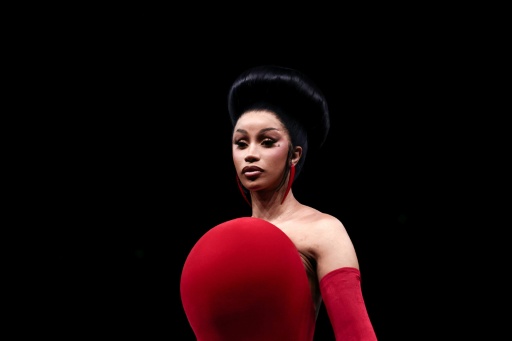 La rapera estadounidense Cardi B, con un vestido de Robert Wun, en la Semana de la Alta Costura de París, el 8 de julio de 2026