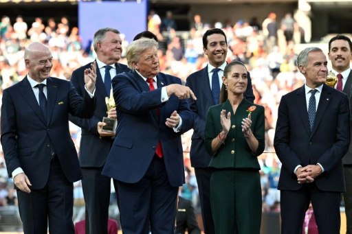 (Da esquerda para a direita) Os presidentes da Fifa, Gianni Infantino, dos EUA, Donald Trump, e do México, Claudia Sheinbaum, e o primeiro-ministro do Canadá, Mark Carney, na cerimônia de premiação após a final da Copa do Mundo de 2026 no Estádio de Nova York/Nova Jersey em East Rutherford, em 19 de julho de 2026 — Mandel NGAN / AFP