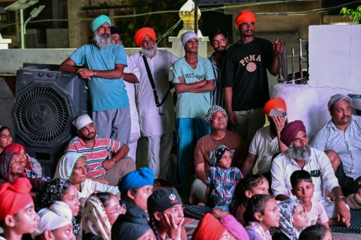 Des villageois du Pendjab regardent le film " Satluj" lors d'une projection organisée par la communauté au Gurudwara Singh Sabha, dans la ville de Gurdaspur, au Pendjab, en Inde, le 15 juillet 2026 — Narinder NANU / AFP