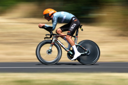 Joshua Tarling aura à coeur de briller lors du chrono inaugural du Tour d'Espagne pour rendre hommage à son frère Finlay, décédé la semaine dernière lors du Tour du Portugal, dans un exercice dont il est spécialiste, en atteste sa dixième place le 21 juillet 2026 dans le contre-la-montre individuel du Tour de France proche du lac Léman — Anne-Christine POUJOULAT / AFP
