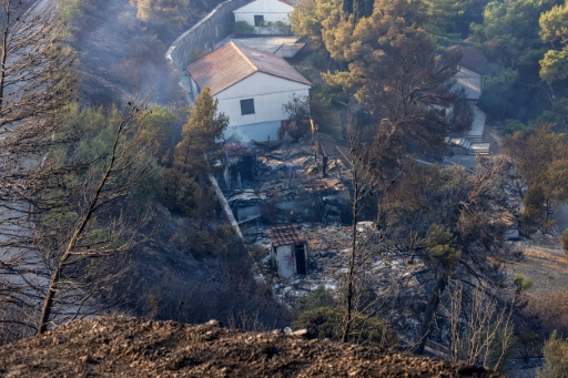 Des maisons détruites par un incendie de forêt près d'Omis, le 14 août 2026 en Croatie — MIROSLAV LELAS / AFP
