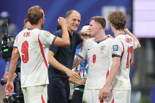 O técnico da Inglaterra, Thomas Tuchel, comemora com seus jogadores após derrotar a República Democrática do Congo na fase de 16-avos da Copa do Mundo, em Atlanta, em 1º de julho de 2026.
