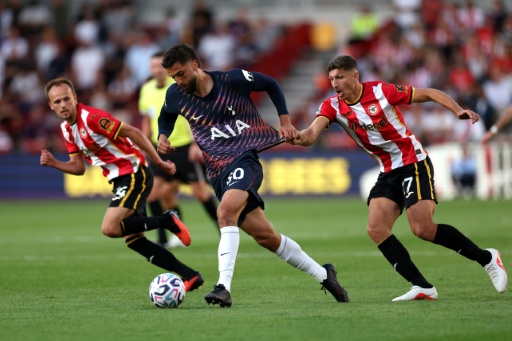 El uruguayo Rodrigo Bentancur, del Tottenham, es agarrado de su camiseta por Vitaly Janelt, del Brentford, durante la victoria de ese segundo club en la primera jornada de la Premier League. En Londres, el 22 de agosto de 2026 — Adrian Dennis / AFP