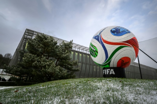 Réplique géante du ballon Trionda du Mondial-2026, devant le siège de la FIFA à Zurich (Suisse), le 20 novembre 2025 — Fabrice COFFRINI / AFP