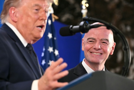 Le président de la FIFA, Gianni Infantino (à droite), souriant au président américain, Donald Trump, lors d'une conférence de presse à la Tour Trump, à New York, le 17 juillet 2026 — Mandel NGAN / AFP