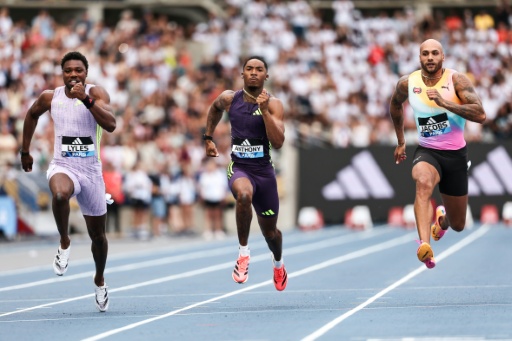 L'Italien Marcell Jacob (d) face aux Américains Noah Lyles  (g) et Jordan Anthony lors du meeting de Paris, au stade Charléty, le 28 juin 2026 — Anne-Christine POUJOULAT / AFP