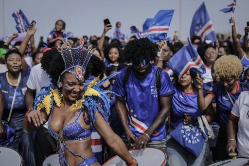 Les supporters cap-verdiens célèbrent l’équipe nationale de football de retour au pays après sa participation à la Coupe du monde de la FIFA 2026, à Praia le 5 juillet 2026