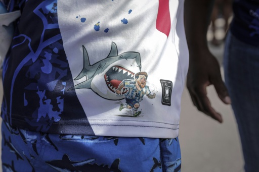 Un supporter capverdien porte un short représentant Lionel Messi, l’Argentin, poursuivi par un requin, lors des célébrations à Praia le 5 juillet 2026