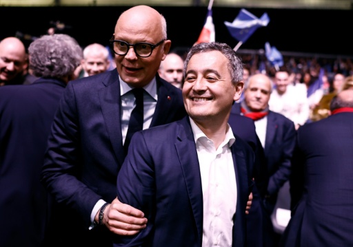 Edouard Philippe pose avec Gérald Darmanin, alors ministre de l'Intérieur, le 9 mars 2024 à Lille — Sameer Al-Doumy / AFP