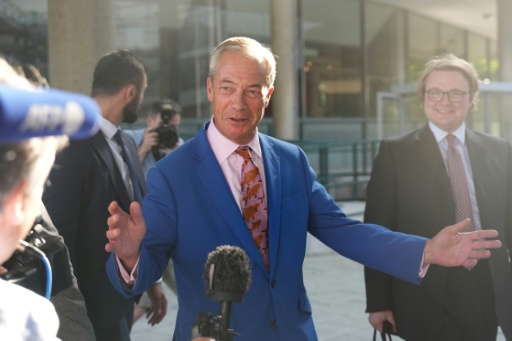 Le chef du parti Reform UK, Nigel Farage, s'adresse aux journalistes, dans le centre de Londres, le 7 juillet 2026