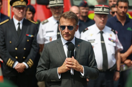 Fontainebleau: des travaux à l'origine de l'incendie principal, Macron remercie les pompiers