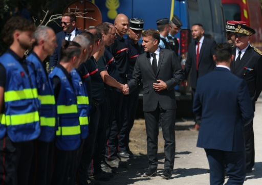 Le président Emmanuel Macron en visite au poste de commandement central des pompiers, pendant un incendie dans la forêt de Fontainebleau, le 16 juillet 2026 à Noisy-sur-Ecole, en Seine-et-Marne — MOHAMMED BADRA / AFP