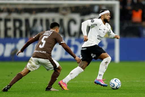 Corinthians oficializa la renovación de Memphis Depay hasta 2028